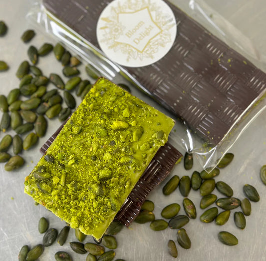 شوكولاتة شبه داكنة مع الفستق والفراولة