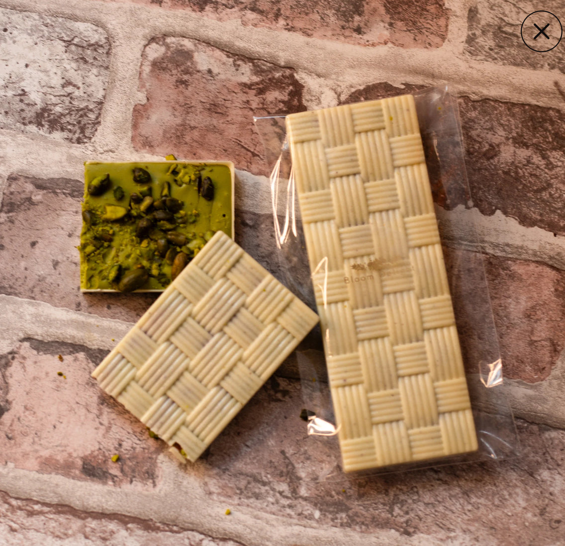 بار شوكولاتة بيضاء مصنوع يدويًا مع الفراولة والفستق