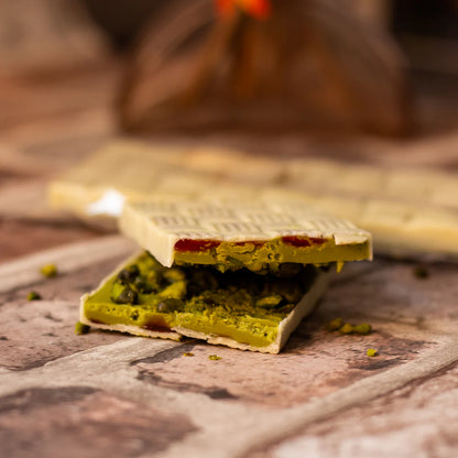 بار شوكولاتة بيضاء مصنوع يدويًا مع الفراولة والفستق