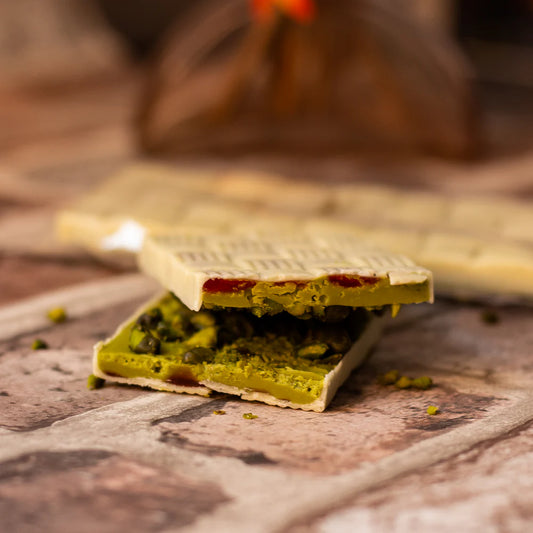 بار شوكولاتة بيضاء مصنوع يدويًا مع الفراولة والفستق