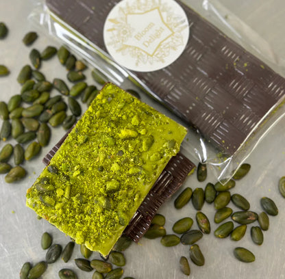 شوكولاتة شبه داكنة مع الفستق والفراولة