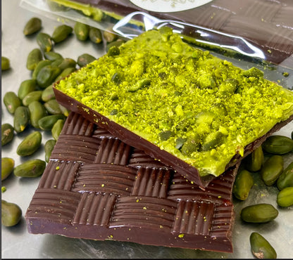 شوكولاتة شبه داكنة مع الفستق والفراولة