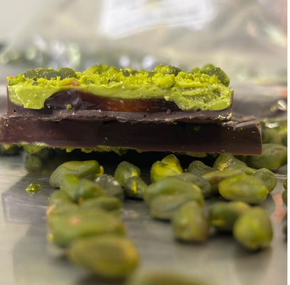 شوكولاتة شبه داكنة مع الفستق والفراولة